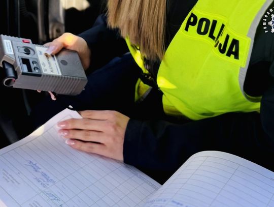 Kompletnie pijany 40-latek manewrował na parkingu pod sklepem. Na widok policji uciekł w zarośla