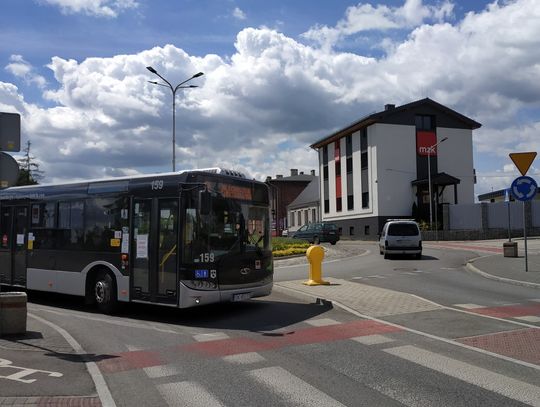 Komunikacja miejska w nowej rzeczywistości: zawieszone kursy szkolne i więcej autobusów w godzinach szczytu