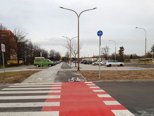 Koniec remontu ulicy Królowej Jadwigi. Powstały nowe miejsca parkingowe i ścieżka rowerowa. ZDJĘCIA