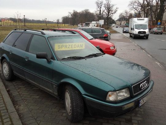 Koniec ze sprzedażą aut na publicznych parkingach. Miasto znalazło bat na handlarzy