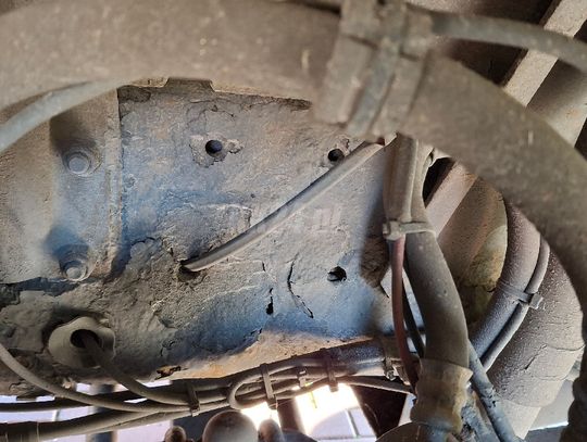 Korozja, wycieki i nieczytelny VIN. Ciężarówka wyeliminowana z ruchu