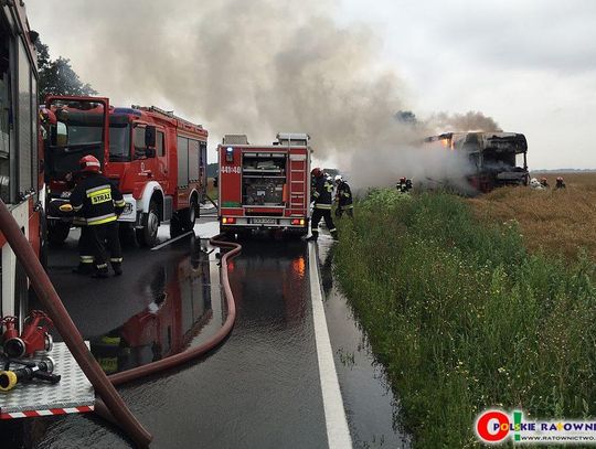 Koszmarny wypadek na drodze krajowej nr 45. Auta stanęły w płomieniach, jedna osoba nie żyje. ZDJĘCIA