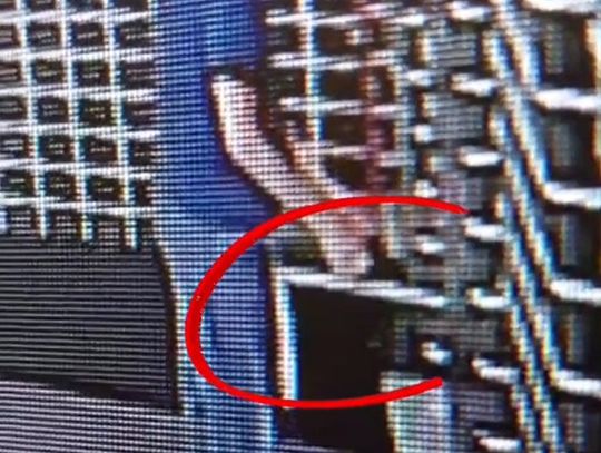 Kradzież portfela na dworcu PKP. Monitoring nagrał złodzieja, a zatrzymali go policjanci [WIDEO]