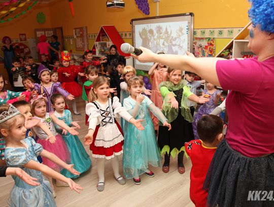 Księżniczki, policjanci i superbohaterowie bawili się razem. Karnawałowe szaleństwo w przedszkolu. ZDJĘCIA
