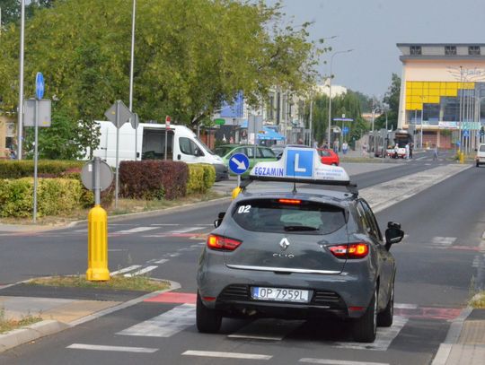 Kto najlepiej przygotowuje do egzaminu na prawko? Zdawalność w szkołach jazdy z naszego powiatu