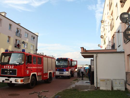 Ktoś podpalił pranie suszące się na klatce schodowej. Pożar w bloku przy Broniewskiego