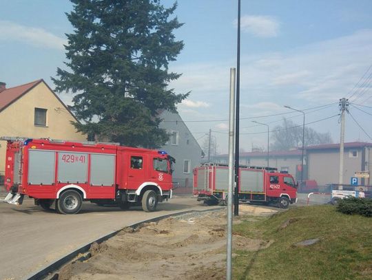 Kuźniczka w kłębach dymu. Pożar w bardzo trudno dostępnym miejscu