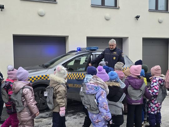 Lekcja bezpieczeństwa ze strażnikami miejskimi. Przedszkolaki dostały odblaskowe szelki i plecaki