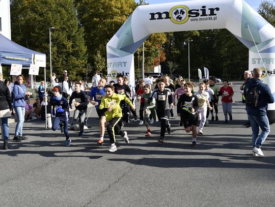 Lekcja WF-u w plenerze dla młodych sportowców. Przed krytą pływalnią odbyła się Jesienna Zabawa Biegowa