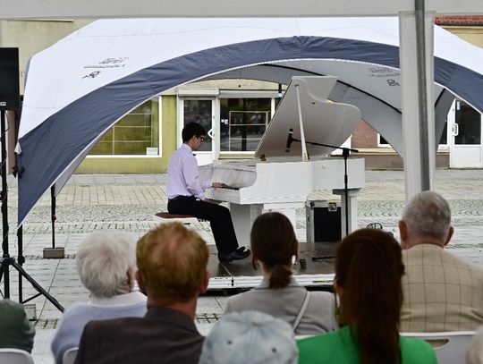 Muzyczna inauguracja cyklu koncertów. Rynek wypełniły dźwięki fortepianu