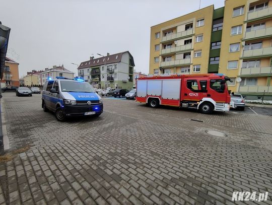 Listonosz usłyszał, jak starsza kobieta woła o pomoc. Interwencja służb ratunkowych na Pogorzelcu