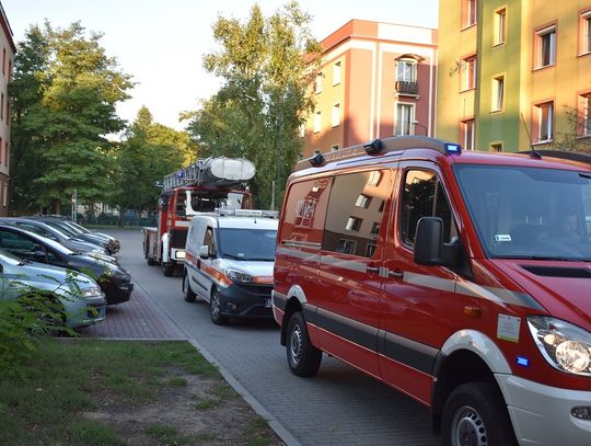 Lokatorzy wyczuli w budynku gaz. Interweniowali strażacy i pogotowie gazowe