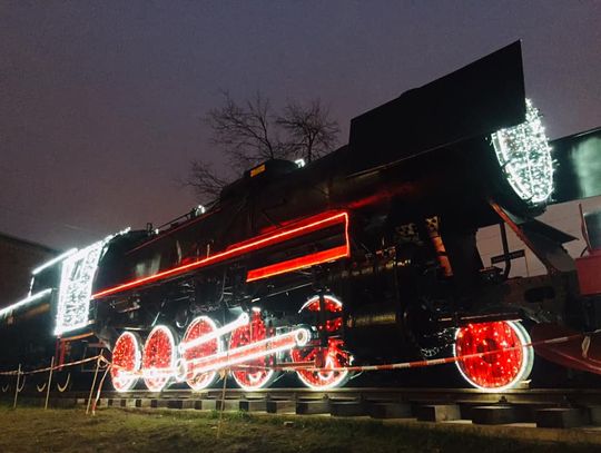 Lokomotywa jak wielka choinka. Miasto zapaliło świąteczną iluminację