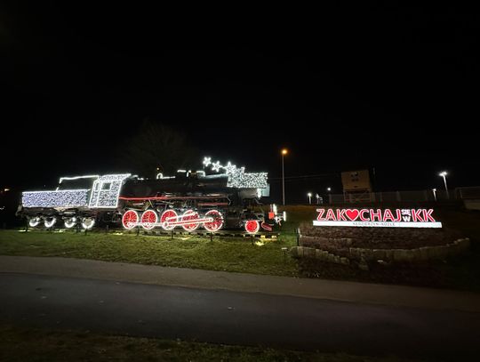 Lokomotywa ze świątecznym blaskiem znów zachwyca mieszkańców