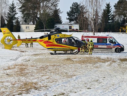Łyżwiarz uderzył głową o lód. Akcja ratunkowa nad jeziorem w Dębowej. Śmigłowiec LPR lądował na plaży Łyżwiarz uderzył głową o lód. Akcja ratunkowa nad jeziorem w Dębowej. Śmigłowiec LPR lądował na plaży