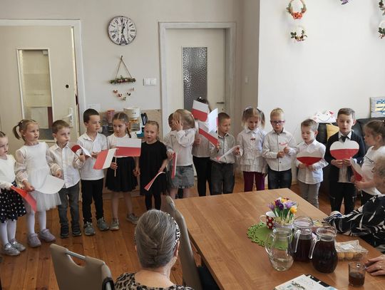 Majowe święto w międzypokoleniowym wydaniu. Wzruszający występ przedszkolaków i wspólna lekcja patriotyzmu
