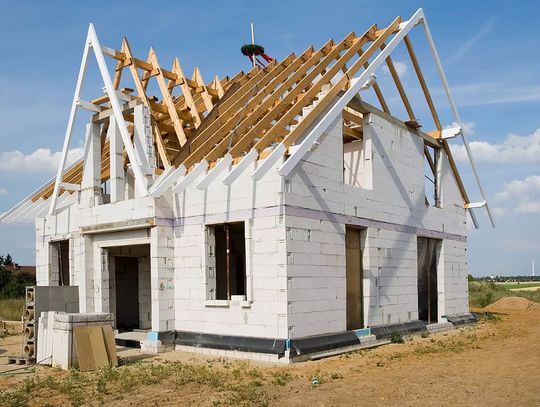 Mały dom, duże oszczędności: jak zaplanować 80–120 m², żeby zimą nie płacić fortuny