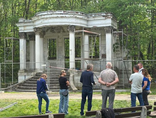 Mały fragment wielkiej historii. Ruszają prace przy pałacowym portyku w Sławięcicach