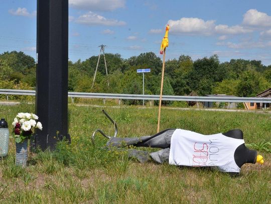 Manekin w koszulce "wolne sądy" na rondzie Pileckiego