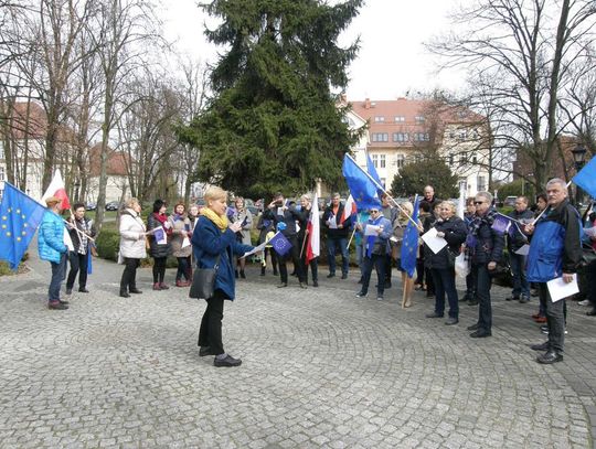 Manifestacja poparcia dla Unii Europejskiej. Mieszkańcy Kędzierzyna-Koźla śpiewali "Odę do radości"
