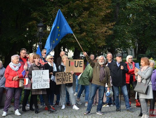 Manifestacja przeciw wyprowadzaniu Polski z UE. Ponad sto osób zebrało się na placu Rady Europy