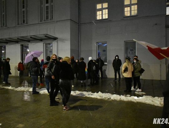 Manifestujący wrócili na ulice Kędzierzyna-Koźla. Kilkadziesiąt osób bierze udział w proteście Strajku Kobiet