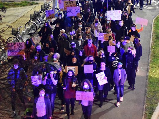 Marsz kobiet idzie przez miasto, kibice stoją pod krzyżem i kościołami. Czwarty dzień protestów