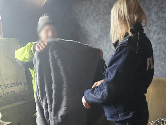 Marzył o nowym kocu i ciepłym posiłku. Dzielnicowi z Kędzierzyna-Koźla pomogli bezdomnemu mężczyźnie
