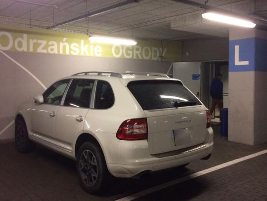 MATOŁKI: Kierowca porsche "uczy się" parkować