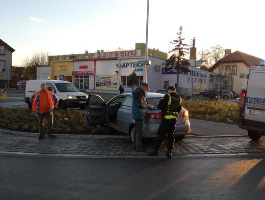 MATOŁKI: Luzak z Kluczborka zaparkował w rabatkach
