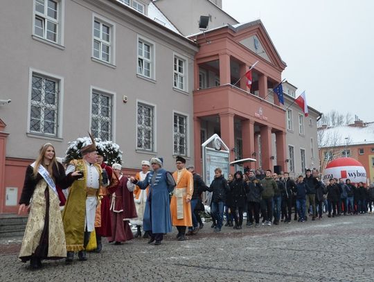 Maturzyści ćwiczą kroki. W czwartek zatańczą wielkiego poloneza na placu Wolności