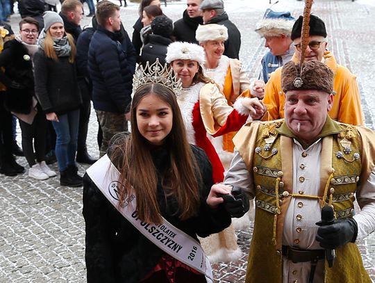 Maturzyści z Kędzierzyna-Koźla zatańczyli poloneza na placu Wolności. WIDEO