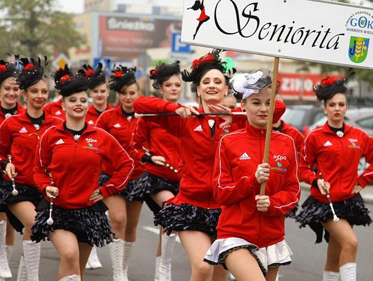 Mażoretki przemaszerowały ulicą Wojska Polskiego. Mistrzostwa Polski w Kędzierzynie-Koźlu. ZDJĘCIA