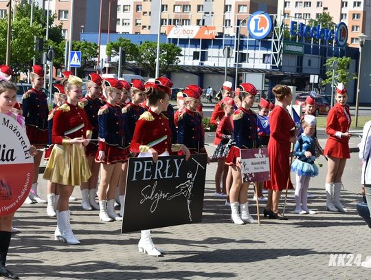 Mażoretki przeszły wzdłuż alei Jana Pawła II. Trwają Mistrzostwa Polski w Kędzierzynie-Koźlu. ZDJĘCIA