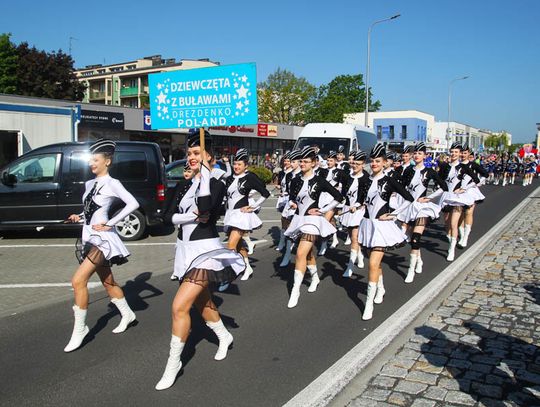 Mażoretki z całej Polski przemaszerowały ulicą Wojska Polskiego. Ruszają mistrzostwa. ZDJĘCIA