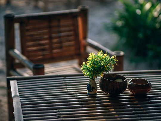 Meble do ogrodu oraz na balkon – krótki poradnik dla początkujących