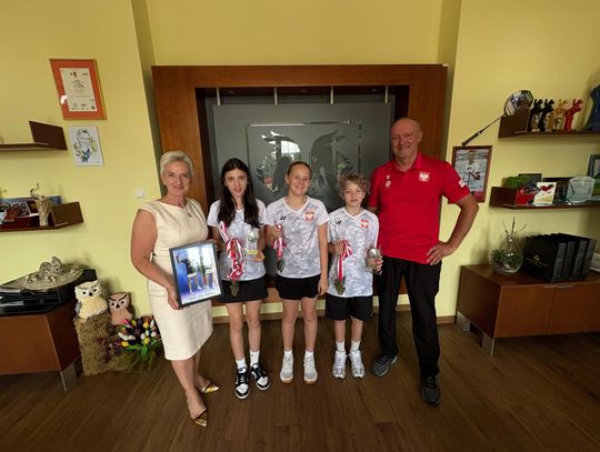 Medaliści Mistrzostw Polski w badmintonie niesłyszących spotkali się z prezydent Nowosielską