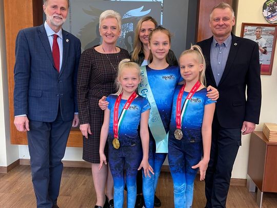 Medalistki z Dubaju w gabinecie prezydent Nowosielskiej. Gratulacje dla akrobatek z Klubu Sportowego Magia i lekcja gimnastyki