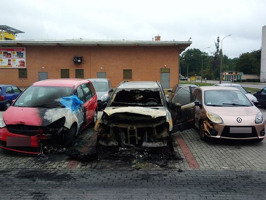 Mercedes wybuchł na parkingu. Dwa inne auta nadpalone