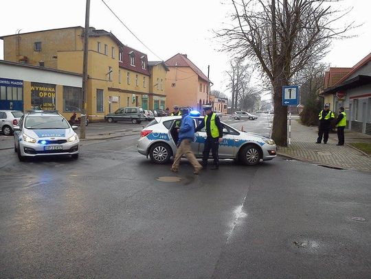 Mężczyźni, którzy przynieśli granat policjantom, byli pijani. Grożą im trzy lata więzienia