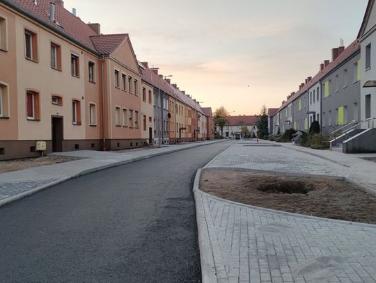 Miasto kończy remont ulicy Słowackiego na Pogorzelcu. Budowlańcy ułożyli pierwszą warstwę asfaltu