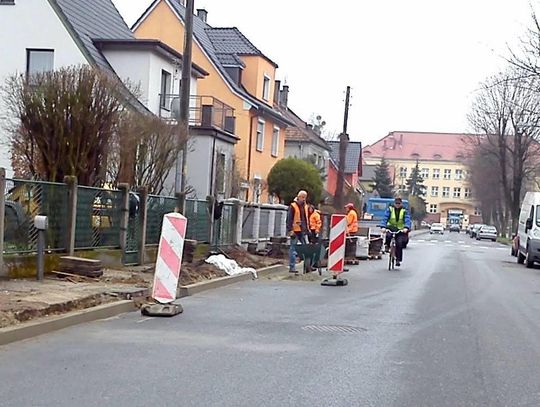Miasto remontuje chodnik przy ulicy Sobieskiego