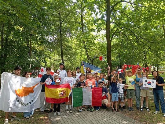 Międzynarodowa ekipa wolontariuszy zawitała do Kędzierzyna-Koźla. Spotkali się z uczestnikami półkolonii