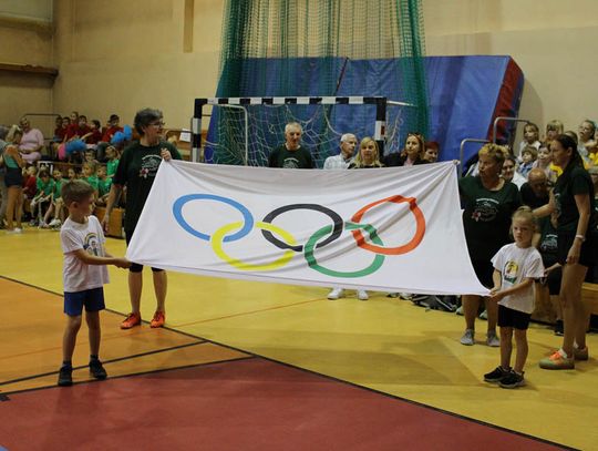 Międzypokoleniowo i sportowo. Dzieci i seniorzy z Kędzierzyna-Koźla wystąpili na wyjątkowej olimpiadzie. ZDJĘCIA