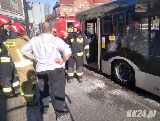 Miejski autobus zapalił się podczas jazdy. Kierowca użył gaśnicy, interweniowali strażacy