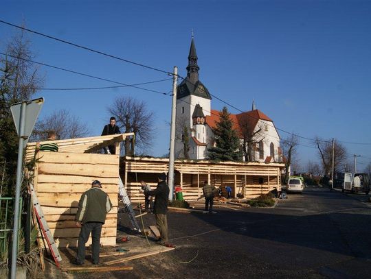 Mieszkańcy Dziergowic po raz trzeci budują żywą szopkę bożonarodzeniową. ZDJĘCIA