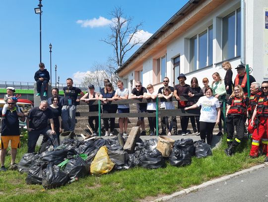 Mieszkańcy Kędzierzyna-Koźla i okolic włączyli się w akcję sprzątania Odry i jej dopływów