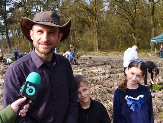 Mieszkańcy Kędzierzyna-Koźla zasadzili nowy las. 30 tysięcy sadzonek na 4 hektarach. Akcja Nadleśnictwa. WIDEO