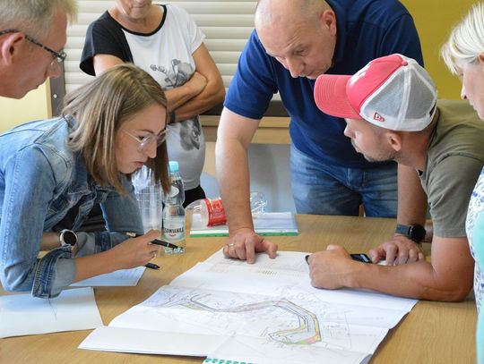 Mieszkańcy Lenartowic omówili z urzędnikami koncepcje budowy ulicy Jeremiego Przybory