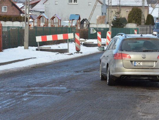 Mieszkańcy skarżą się na remont drogi: „Zerwali asfalt i zostawili ogromne dziury”. ZDJĘCIA